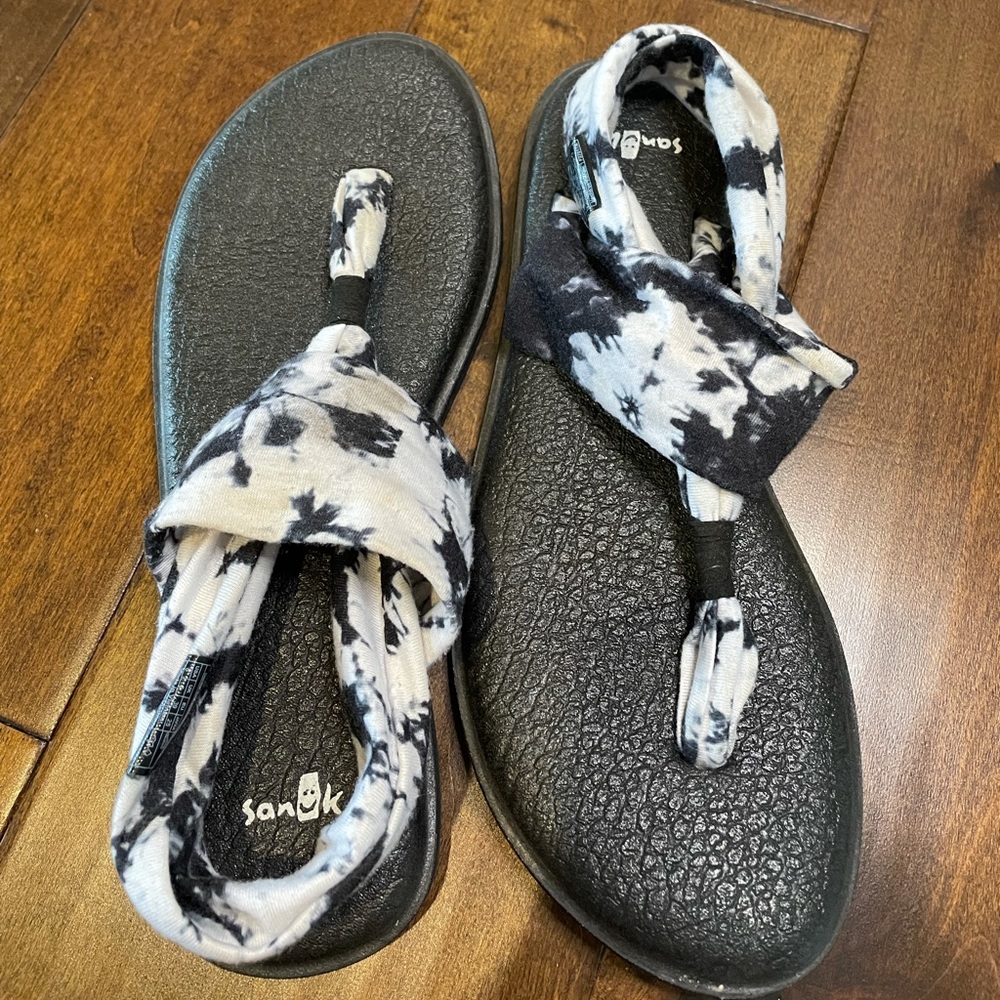 Sanuk tie dye memory foam sandals size 8.